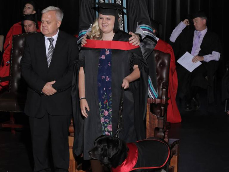 Blinde NWU-student en gidshond vang saam graad