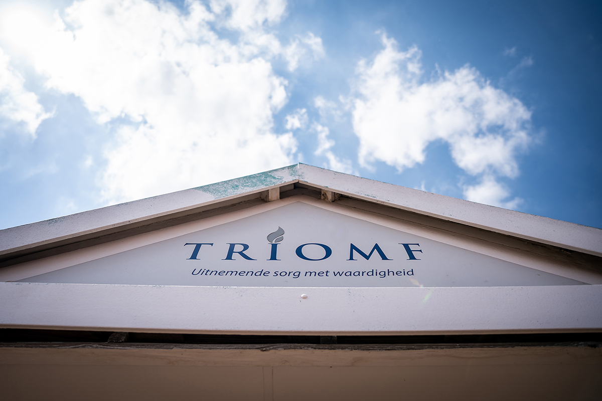 Agt jaar van deernisvolle diens